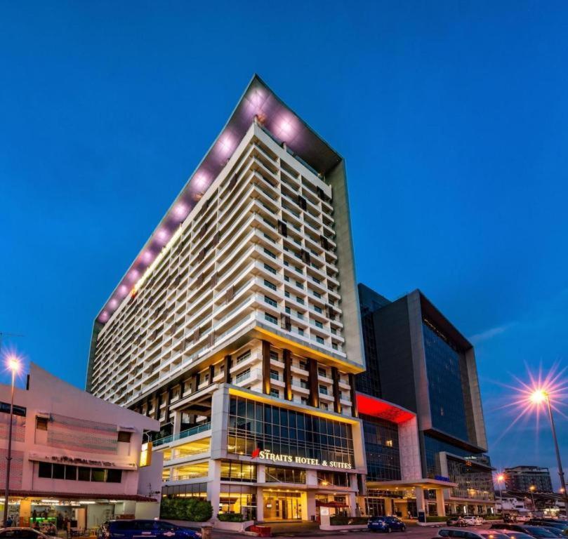The Straits Suites By Ciconia Malacca Exteriör bild