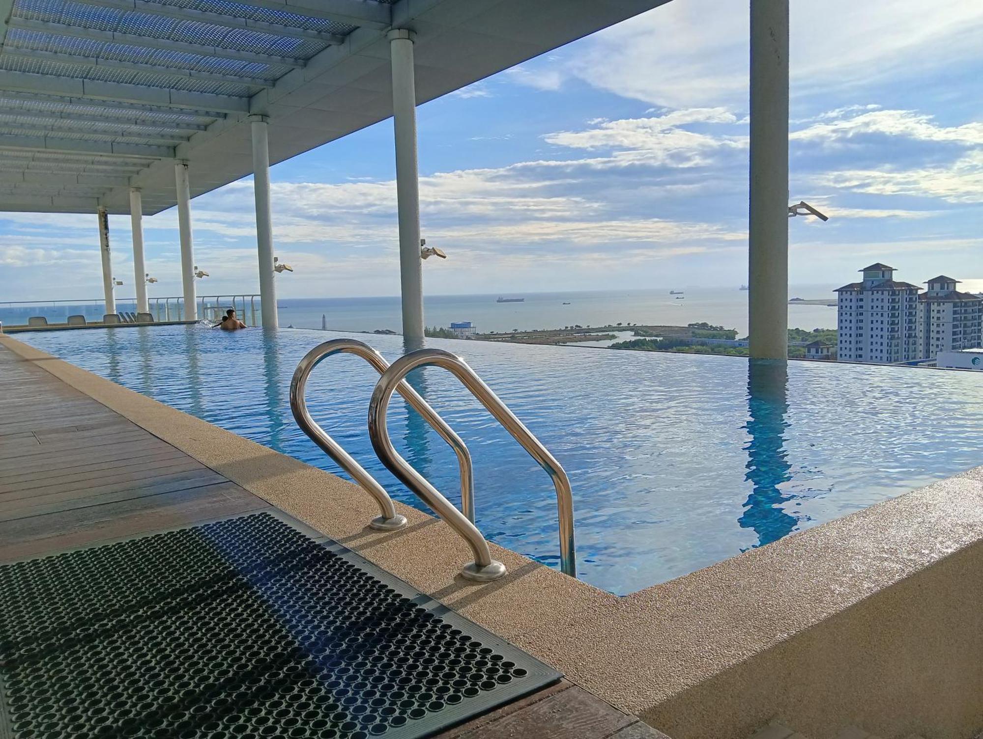 The Straits Suites By Ciconia Malacca Exteriör bild